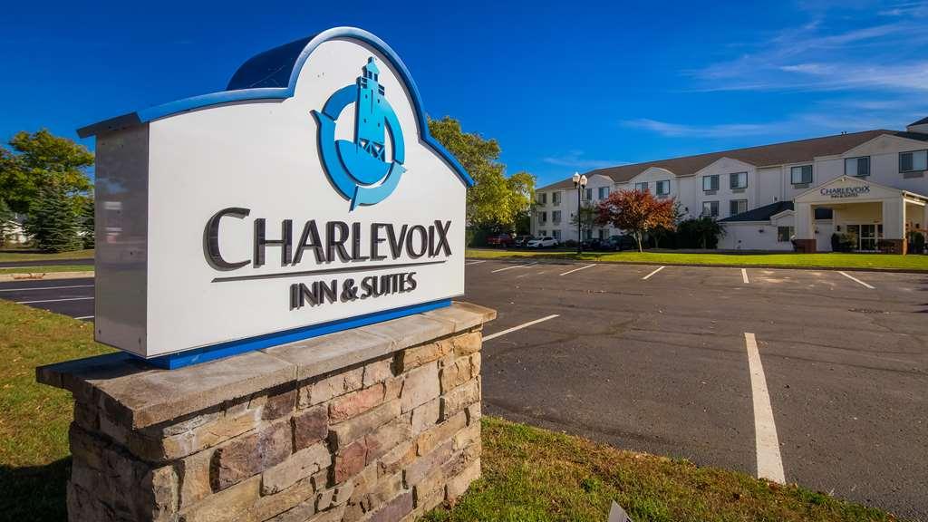 Charlevoix Inn & Suites Surestay Collection By Best Western מראה חיצוני תמונה